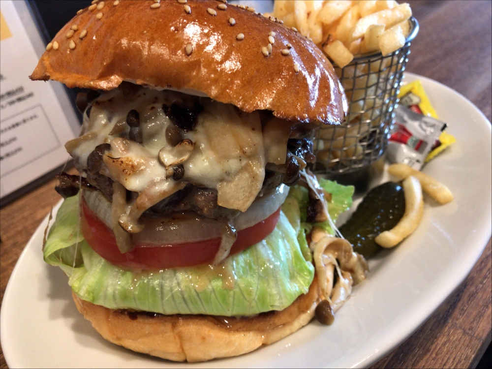 MOZZARELLA MUSHROOM BURGER BOSSA BURGER dish & dish