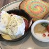 ポーチドエッグ&ベーコンのオープンレインボーサンド