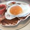 ベーコンエッグとタロイモのパンケーキ with メープルバターシロップ