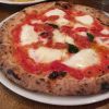 パルテノペ（チェリートマト、水牛のモッツァレラの特製ピッツア）